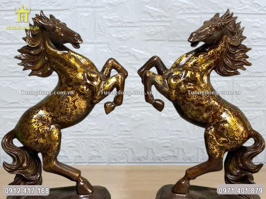 Đường nét cơ bắp rắn rỏi của ngựa được chạm khắc sắc nét